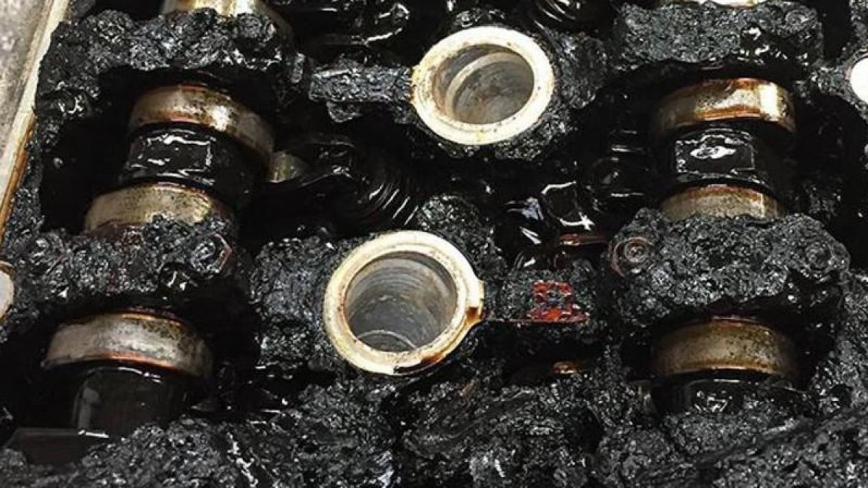 Двигатель после дизельного масла. Туарег 2014 сопливит крышка масла. Моторное масло в двигателе. Масляный нагар в двигателе. Сгорело масло в двигателе.